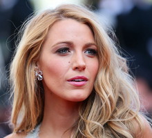 Stylizacja Blake Lively: biała sukienka