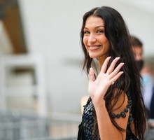 Bella Hadid w zmysłowej (i kontrowersyjnej) różowej sukience vintage