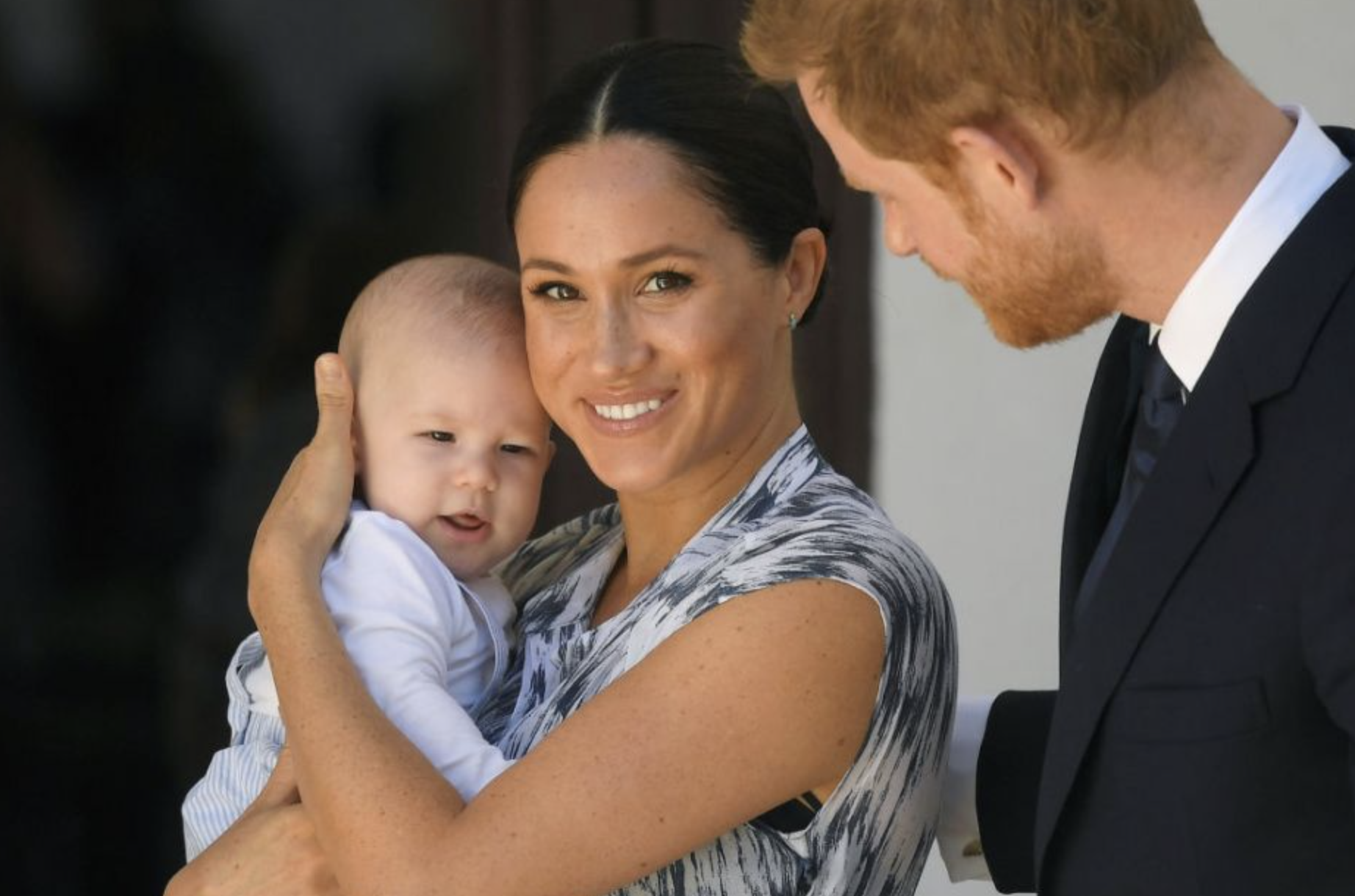 Meghan Markle i książę Harry pokazali swoją kartkę świąteczną. Głównym bohaterem zdjęcia znów jest ich synek Archie. Chłopiec ma rude włosy jak jego słynny tata!