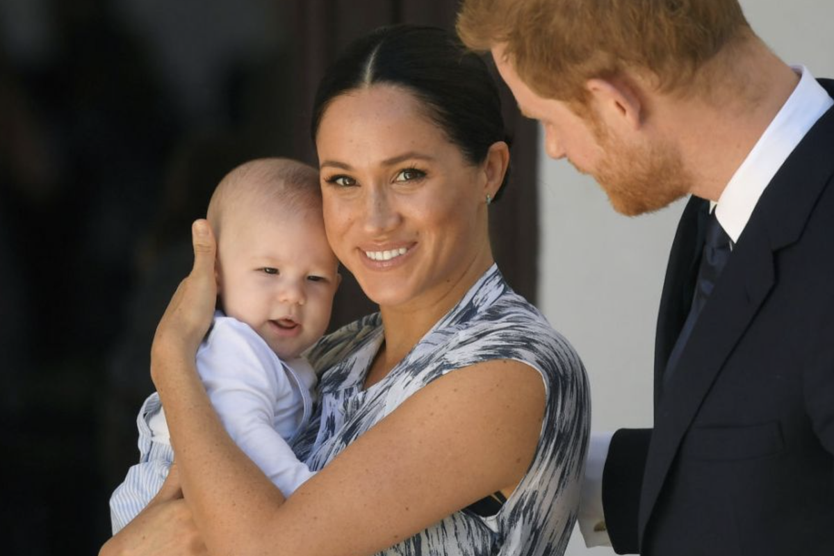 Meghan Markle i książę Harry pokazali swoją kartkę świąteczną. Głównym bohaterem zdjęcia znów jest ich synek Archie. Chłopiec ma rude włosy jak jego słynny tata!