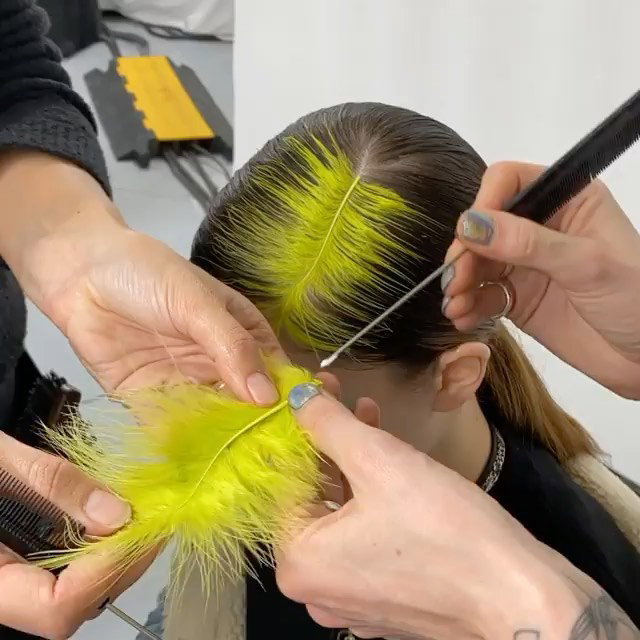 Kolorowe pióro zamiast przedziałka? To uczesanie wygląda jak bardziej wytworna wersja fryzury Billie Eilish. Jest idealne na sylwestra!