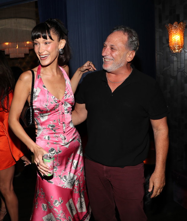 Bella Hadid w zmysłowej (i kontrowersyjnej) różowej sukience vintage