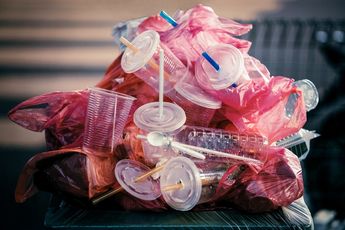 Zakaz plastikowych słomek i kubków wchodzi w życie