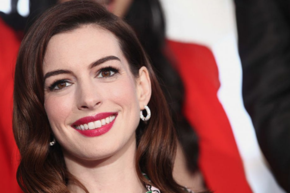 Anne Hathaway nie radzi sobie w trakcie lockdownu! Zobacz zwiastun do filmu "Locked Down"