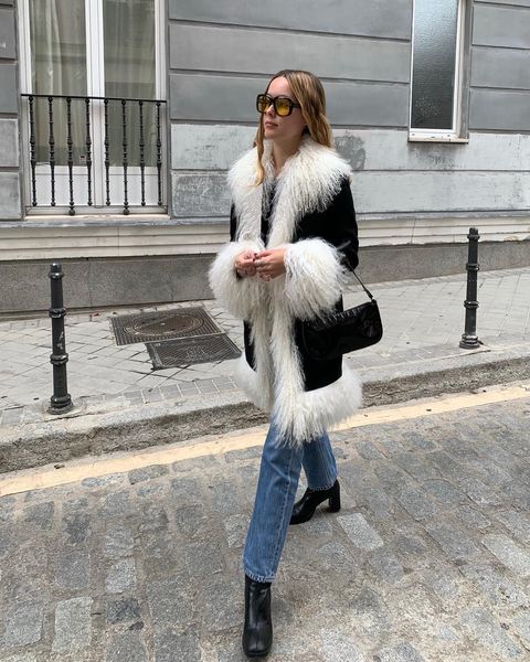 Modne płaszcze na zimę 2021: z futrzanym kołnierzem