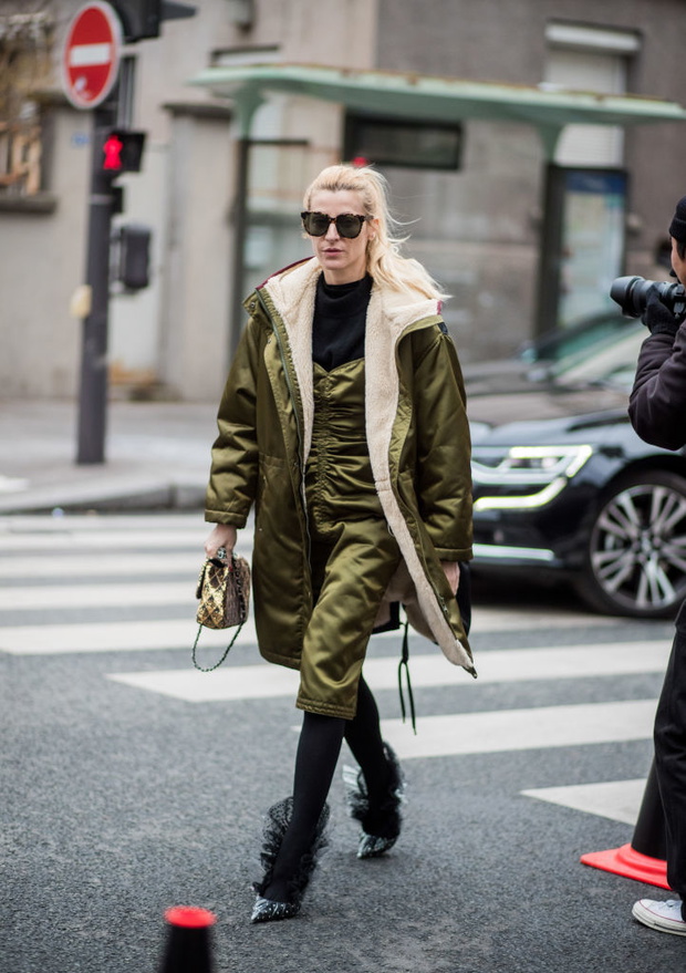 Street Style : Paris Fashion Week Womenswear Fall/Winter 2018/2019 : Day Four