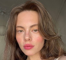 Kosmetyczka na wakacje w stylu minimalistki - co do niej spakować