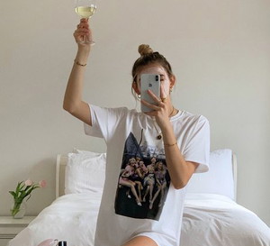 6 stylowych t-shirtów, z którymi podbijesz Instagram. Podobne znalazłyśmy w ofercie polskich marek