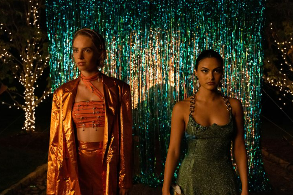 Maya Hawke i Camila Mendes w filmie "Do revenge"