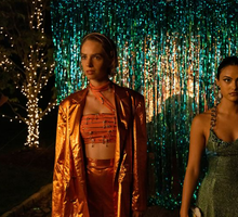 Maya Hawke i Camila Mendes w filmie "Do revenge"