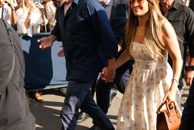 Jennifer Lopez w sukience w kwiatki na miesiącu miodowym w Paryżu