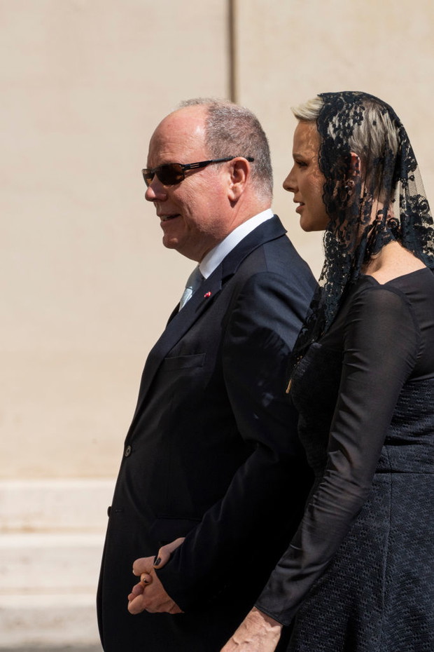 Księżna Charlene w czarnej sukni na audiencji u papieża Franciszka