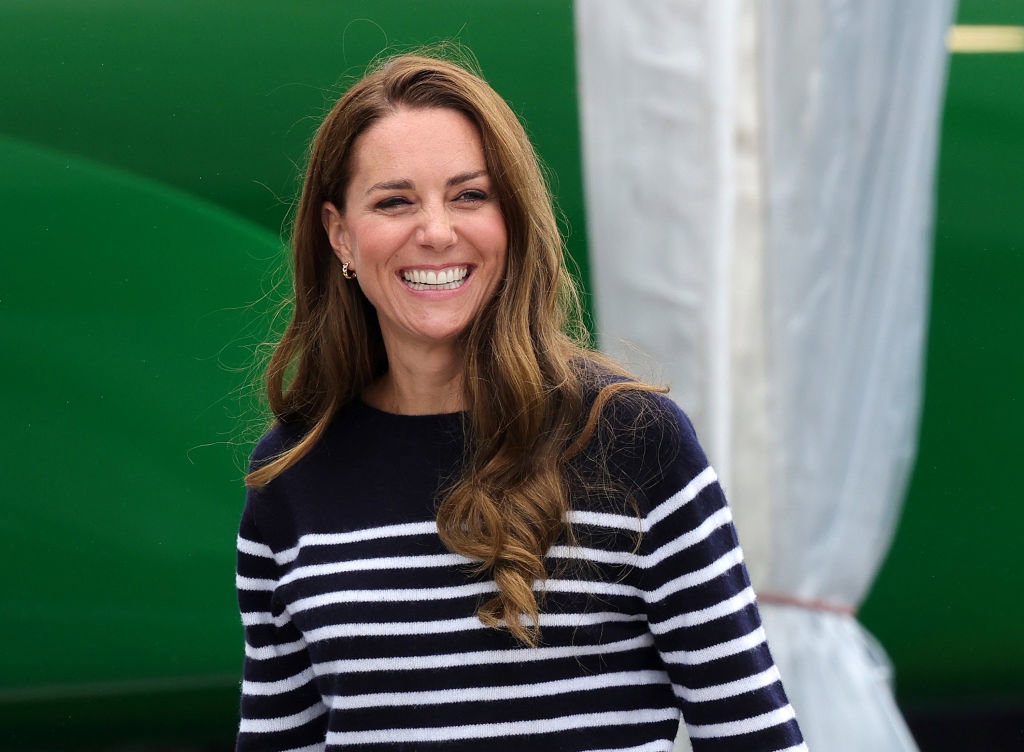 Kate Middleton w minimalistycznym swetrze w paski oraz sportowym stroju