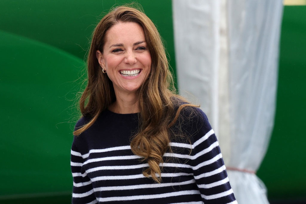 Kate Middleton w minimalistycznym swetrze w paski oraz sportowym stroju