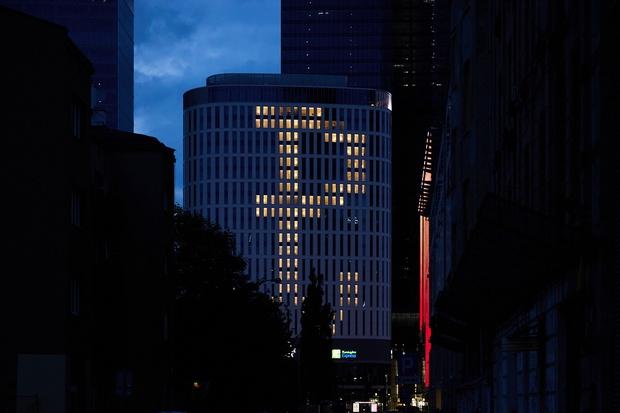 Crowne Plaza iluminacja 1 sierpnia rocznica wybuchu Powstania Warszawskiego