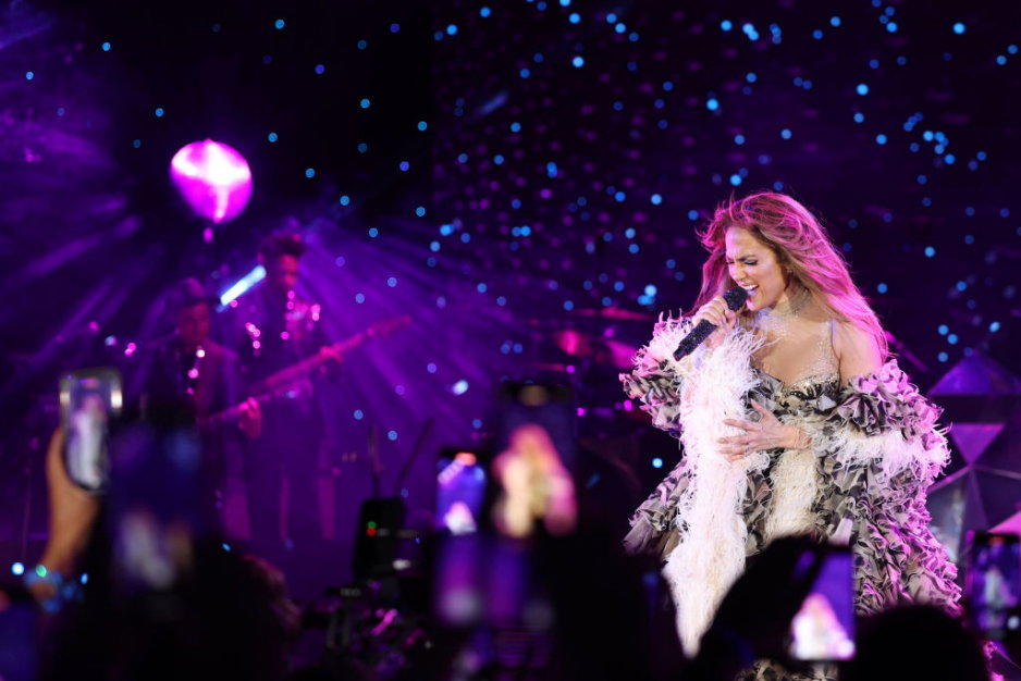 Stylizacje Jennifer Lopez z pierwszego koncertu po ślubie zachwycają. Looki 53-letniej gwiazdy robią furorę w sieci