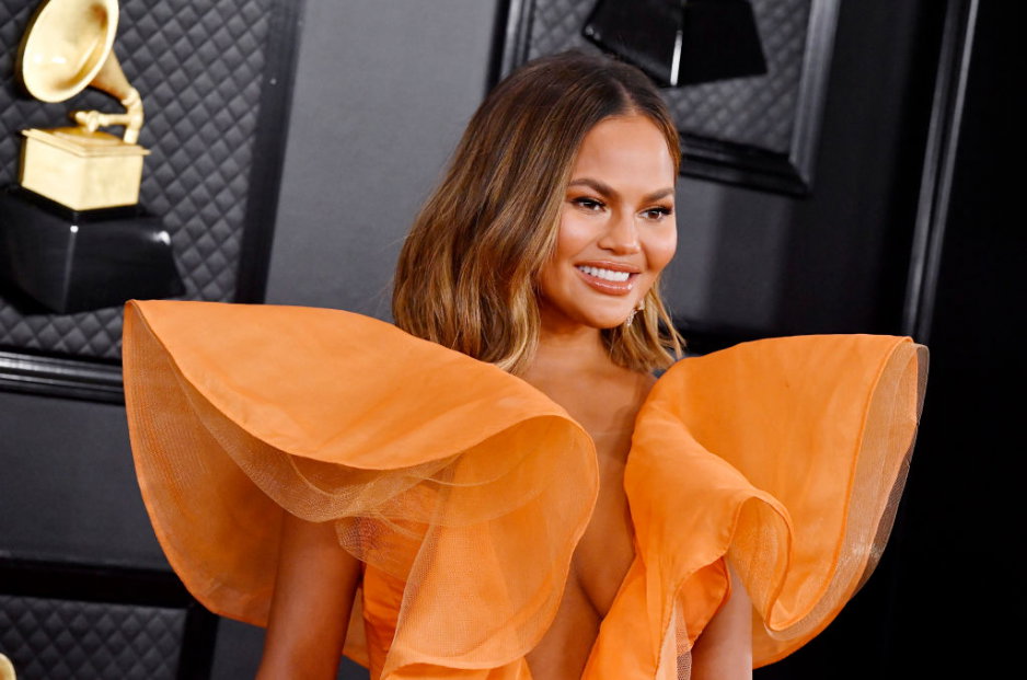 Chrissy Teigen w modnej marynarce. To idealna stylizacja na początek nowego sezonu