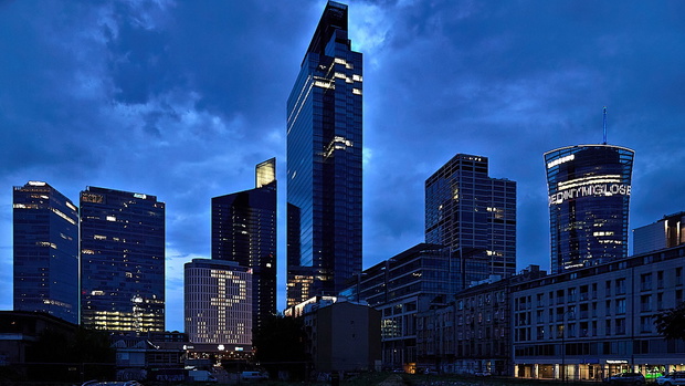 Crowne Plaza iluminacja 1 sierpnia rocznica wybuchu Powstania Warszawskiego