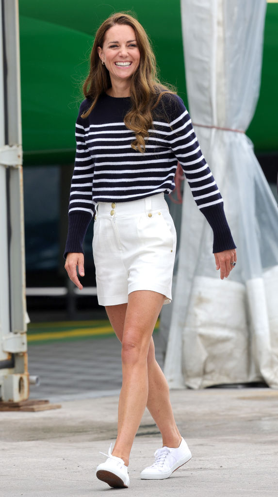 Kate Middleton w minimalistycznym swetrze w paski oraz sportowym stroju