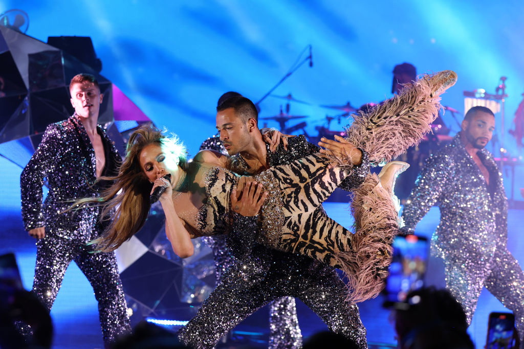 Stylizacje Jennifer Lopez z pierwszego koncertu po ślubie zachwycają. Looki 53-letniej gwiazdy robią furorę w sieci