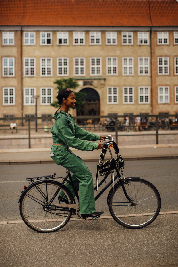 Stylizacje na Copenhagen Fashion Week wiosna-lato 2023