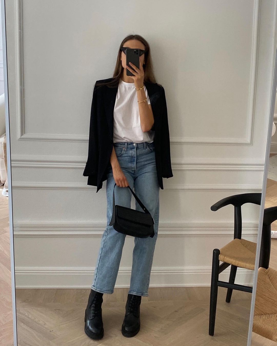 5 modnych stylizacji z mom jeans na wiosnę 2021. Z czym nosić kultowe spodnie lat 80.?
