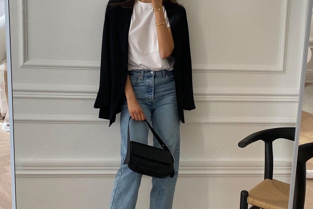 5 modnych stylizacji z mom jeans na wiosnę 2021. Z czym nosić kultowe spodnie lat 80.?