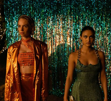 Maya Hawke i Camila Mendes w filmie "Do revenge"
