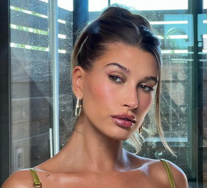 Hailey Bieber lansuje nowy makijaż ust na jesień 2022