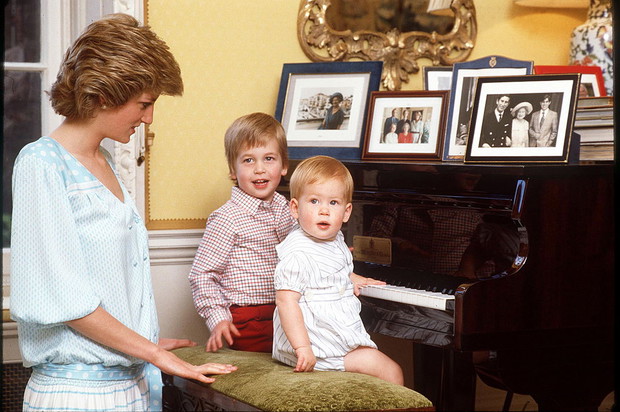 Księżna DIana z synami w pałacu Kensington