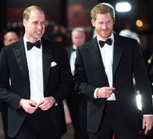 Jak wygląda relacja księcia Harry’ego z księciem Williamem i ojcem, księciem Charlesem? “Czuję się naprawdę zawiedziony, ponieważ on przeżył coś podobnego. Wie, jakie to uczucie.”