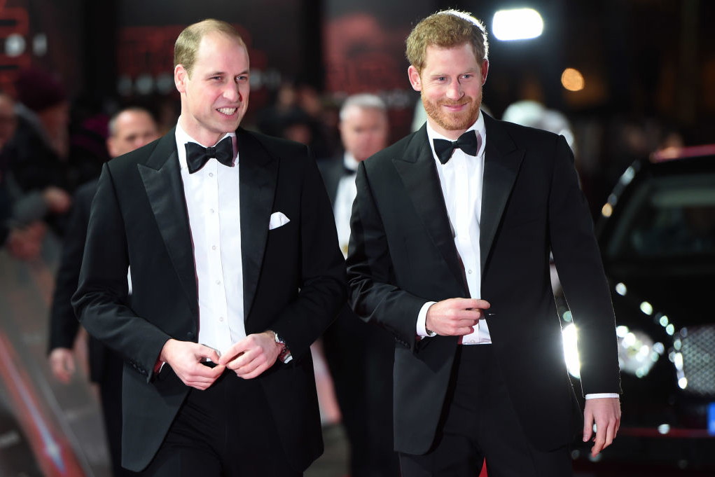 Jak wygląda relacja księcia Harry’ego z księciem Williamem i ojcem, księciem Charlesem? “Czuję się naprawdę zawiedziony, ponieważ on przeżył coś podobnego. Wie, jakie to uczucie.”