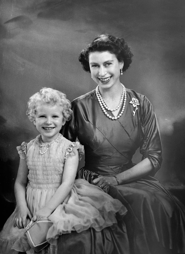 Królowa Elżbieta II i księżniczka Anna