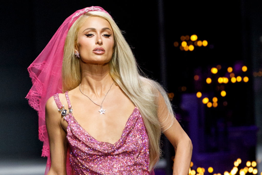 Paris Hilton na pokazie Versace