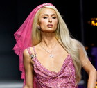 Paris Hilton na pokazie Versace