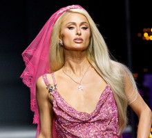 Paris Hilton na pokazie Versace