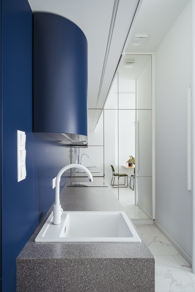 kawalerka-z-granatowa-kuchnia-w-poznaniu-projekt-mml-architekci8-f489bd8