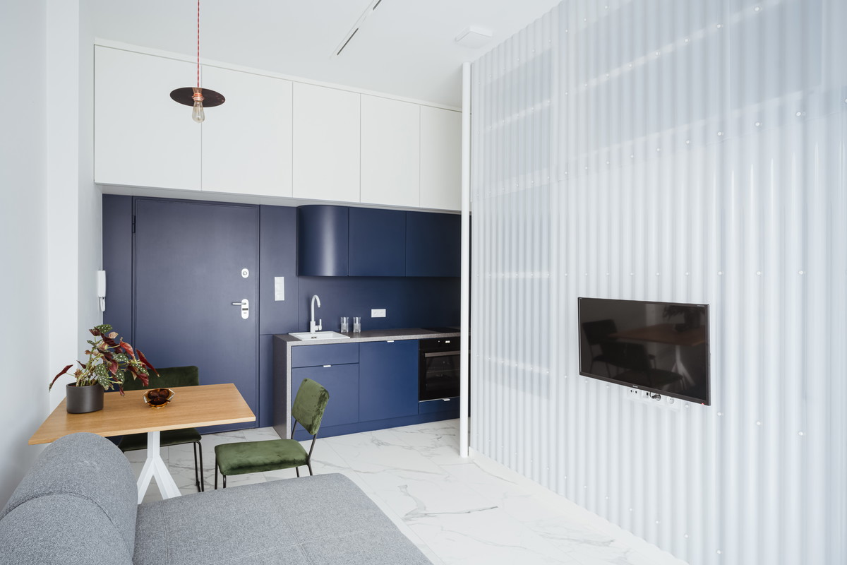 Kawalerka z granatową kuchnią w Poznaniu, projekt: MML Architekci