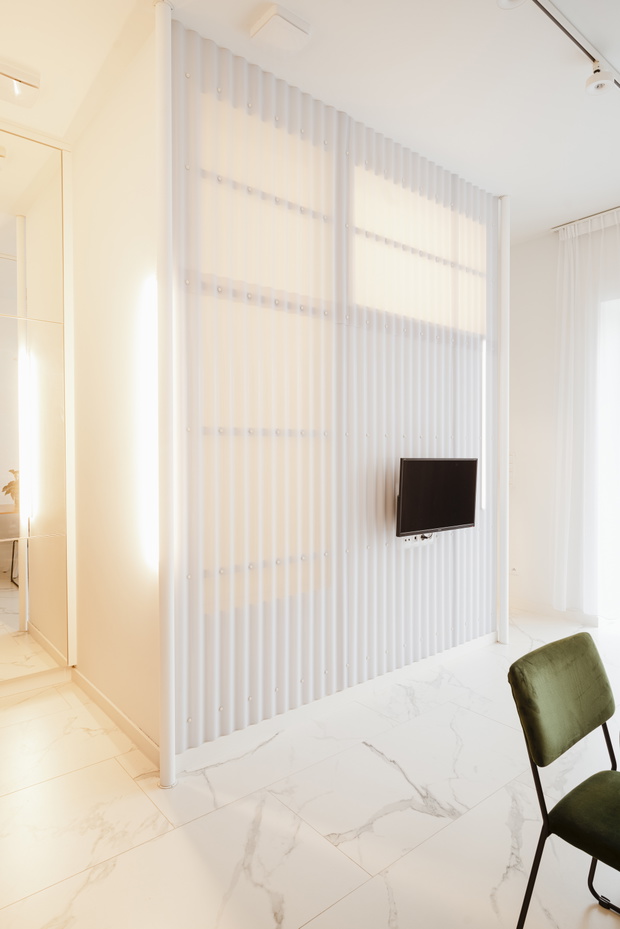 kawalerka-z-granatowa-kuchnia-w-poznaniu-projekt-mml-architekci-9f5769c