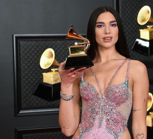 Makijaże i fryzury z Grammys 2021