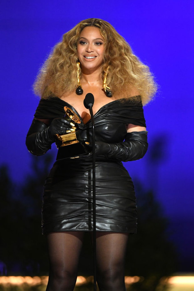 Grammy 2021: stylizacje gwiazd