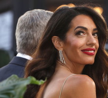 Amal Clooney w jesiennym outficie