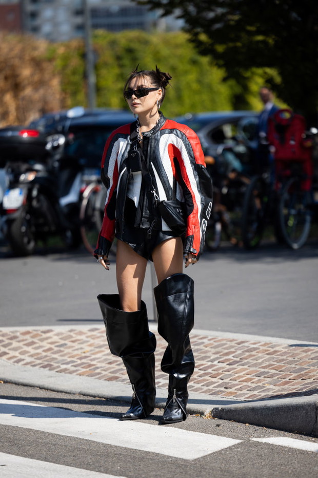Czym jest bikercore? Ten trend w klimacie vintage robi furorę jednocześnie na TIkToku i wybiegach