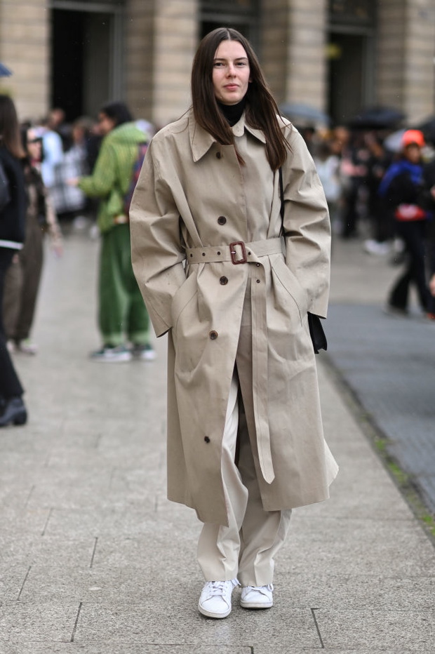 Street Style - Paris Fashion Week - Womenswear Spring/Summer 2023 : Day Four