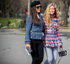 Kolorowe rajstopy: street fashion