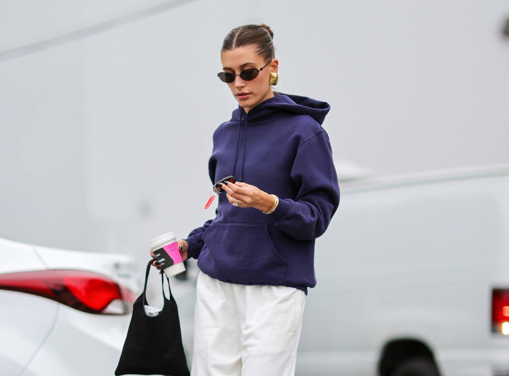 Hailey Bieber w modnej bluzie z kapturem