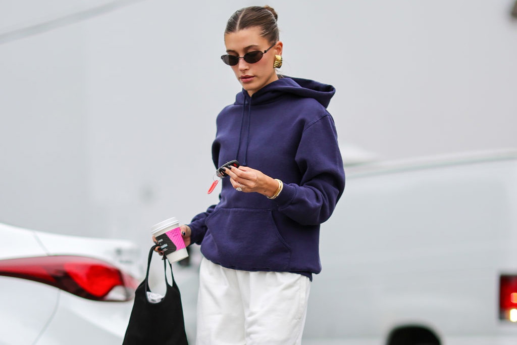 Hailey Bieber w modnej bluzie z kapturem