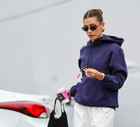 Hailey Bieber w modnej bluzie z kapturem