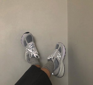 modne buty sportowe na wiosnę u @honeybelleworld