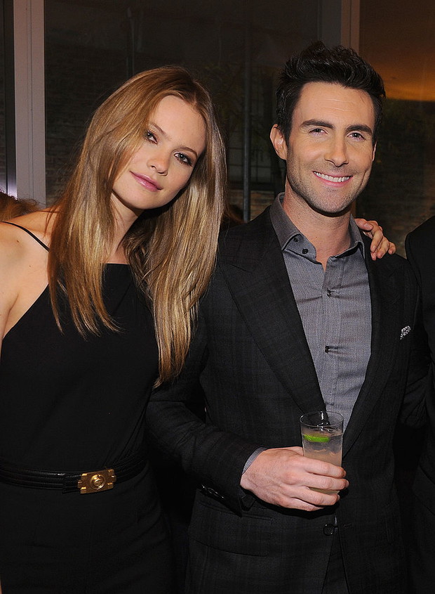 Behati Prinsloo i Adam Levine